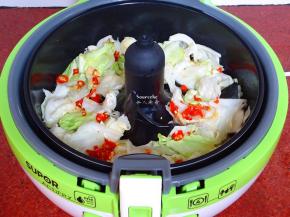 烹饪至12分钟时，放入切好的辣椒、蒜末；