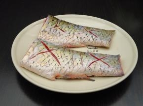 鱼去头去尾，洗净，中间划几刀；
