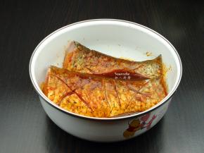 烤肉酱放入鱼稍微拌均，腌制30分钟；