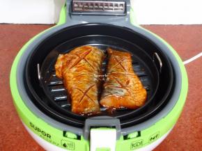 把腌制好的鱼块放入烤盘；