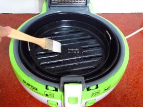 烤盘抹上一点油；