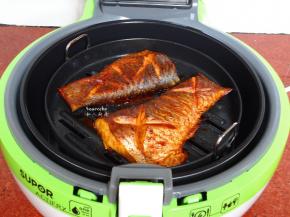 中间翻转一次，美味烤鱼就好了。