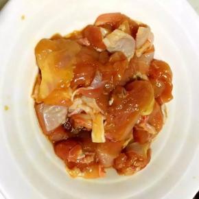 3、放入一个碗中加盐2克，料酒，五香粉，酱油1勺拌匀腌制半小时