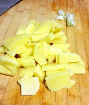 4、土豆洗净去皮切小块，葱切葱花