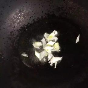 5、锅中加油倒入葱花爆香