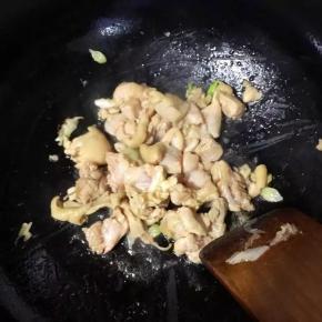 6、倒入鸡块翻炒至表面金黄