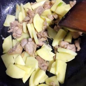 7、倒入土豆块翻炒均匀