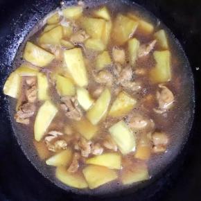 9、加水与土豆平齐