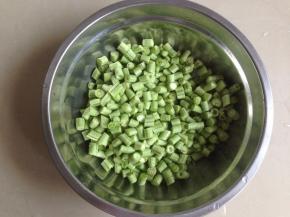 豆角洗干净后切小粒状