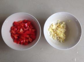 红椒切碎，姜和蒜剁成蓉