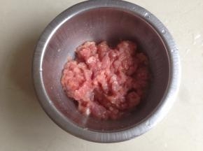 瘦肉切成肉末，用油、盐、生粉、糖、料酒和生抽调味