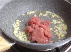 放入肉末