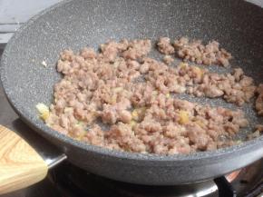 翻炒片刻，大概1、2分钟