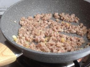 翻炒片刻，大概1、2分钟