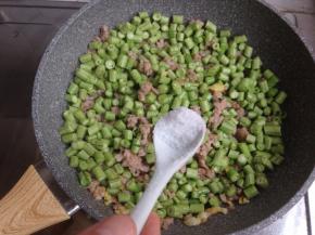 翻炒片刻加入盐