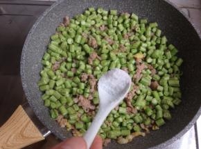 翻炒片刻加入盐