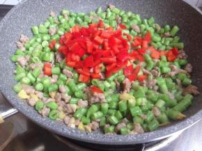 加入红椒碎翻炒