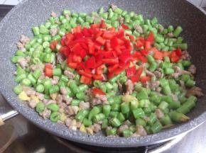 加入红椒碎翻炒