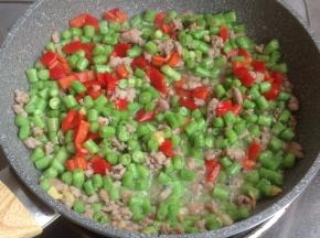 加入少量清水，煮1分钟左右