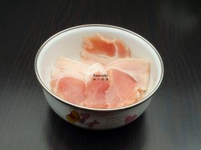 猪肉洗净切片，放油、盐、酱油拌均腌制2分钟；