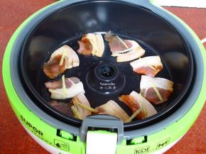 烤盘上放入腌制好肉片、上面撒上生姜丝；