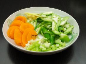 胡萝卜去皮切片、青椒去蒂去籽滚刀切块、生姜切丝、葱切丁；