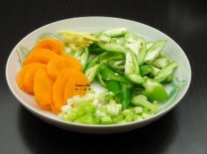胡萝卜去皮切片、青椒去蒂去籽滚刀切块、生姜切丝、葱切丁；
