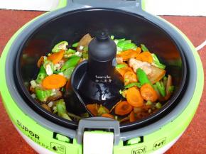 等猪肉煎出油，安装搅拌器，放胡萝卜、青椒、葱白、盐、酱油；