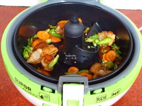 炒好菜开盖，放入葱末即可。