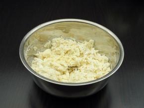 面粉加入适量的水揉成光滑的面团；