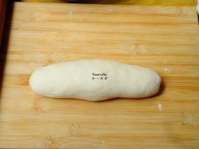 静放10分钟的面团揉成光滑长条；