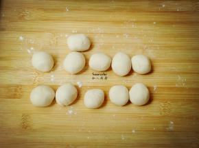 分成小面团，揉光滑；