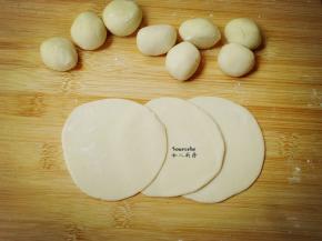 把小面团擀薄成饺子皮；