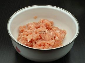 猪肉洗净，剁碎；