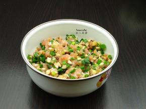 剁碎的猪肉、加入香菇碎、香葱、盐、油、酱油拌均；