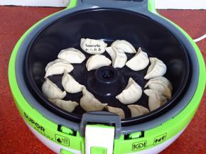 锅中涂一点油，把饺子放在上面；