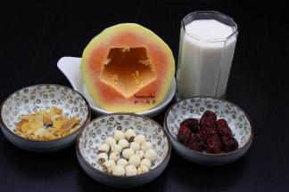 准备食材木瓜、百合、莲子、红枣、牛奶；