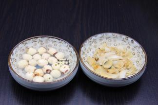 百合、莲子分别用温水浸泡；PS:这是干百合、干莲子，如果新鲜的可以省略。