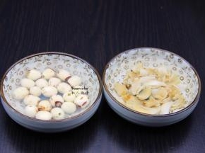 百合、莲子分别用温水浸泡；PS:这是干百合、干莲子，如果新鲜的可以省略。