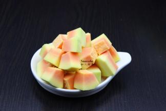 木瓜去皮、去瓢，洗净，切小方块；