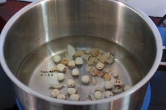 把莲子、百合放入清水煮沸之后转小火煲20分钟；