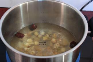 加入红枣，煲10分钟；