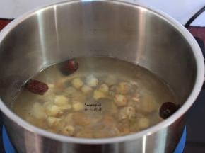 加入红枣，煲10分钟；