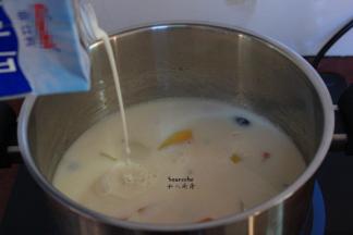 加入牛奶；PS：可以把牛奶换成冰糖