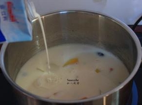 加入牛奶；PS：可以把牛奶换成冰糖