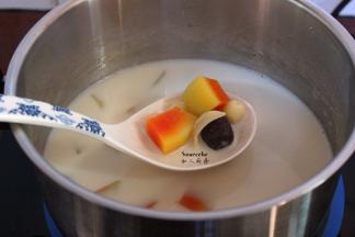 煮至微微开，有气泡，但是没有全煮沸即可。