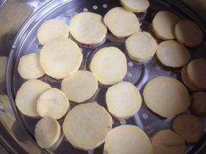 红薯去皮，切薄片放蒸锅里