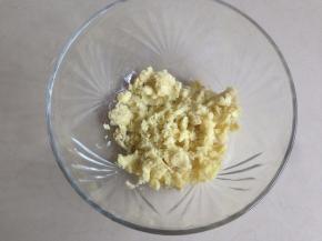 用汤匙将红薯压成泥