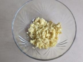 用汤匙将红薯压成泥