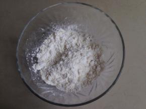 先将红薯和糯米粉混合